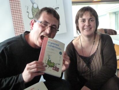 Andoni Luis Aduriz y Leire Etxaide, con el libro 'El gourmet extraterrestre