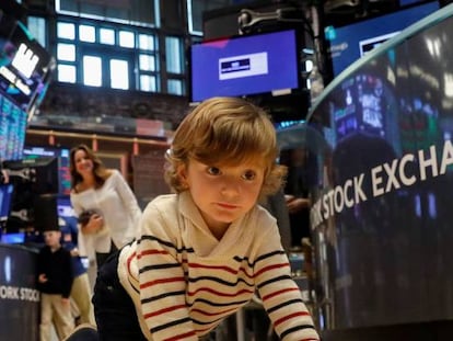 Hudson Maloney, hijo de un operador de Wall Street, juega en el parqué en el tradicional día de las familias de la Bolsa de Nueva York.