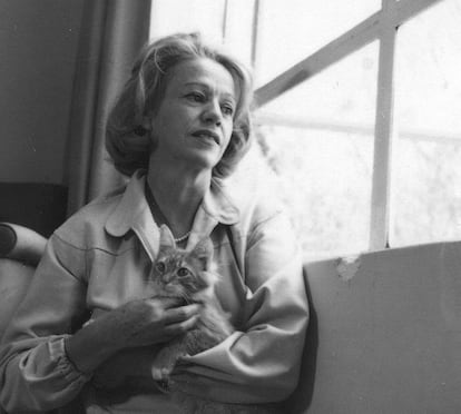 Elena Garro, con su gato 'Conradino', en su casa de Las Lomas, Ciudad de México, en 1964.