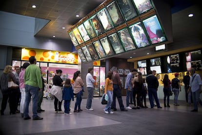 Colas en los cines Al-Andalus en Bormujos, Sevilla, ayer.