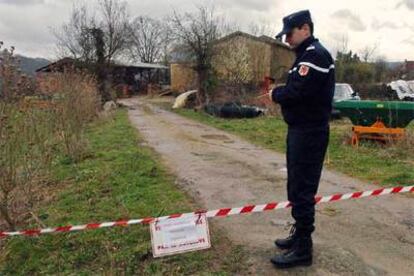 Un policía vigila una granja acordonada en el suroeste de Francia.