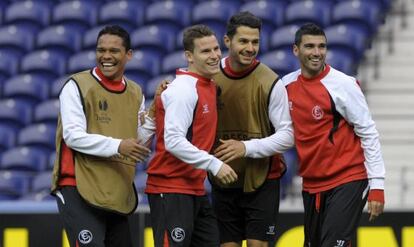 Bacca, junto a Gameiro, Vitolo y Reyes en el entrenamiento del Sevilla. 