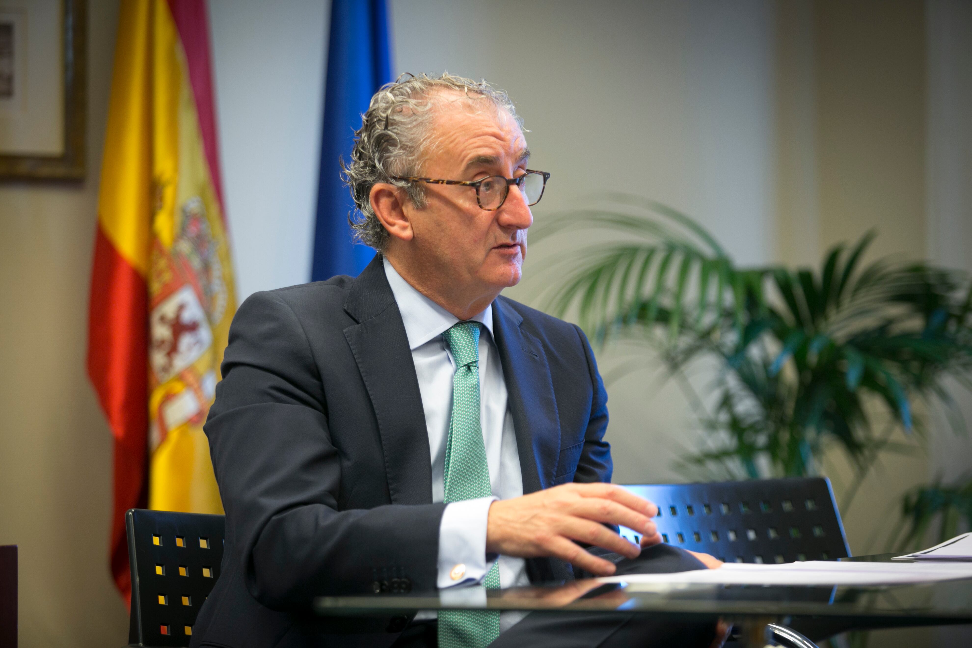 Tomás Cobo, durante la entrevista en su despacho del Colegio General de Colegios Oficiales de Médicos, en Madrid.