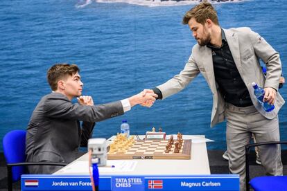 Magnus Carlsen saluda al neerlandés Jorden van Foreest al inicio de la ronda de este martes