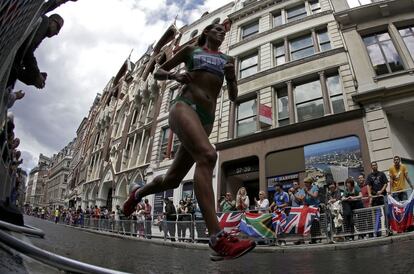 La portuguesa Ana Dulce Felix en un momento de la competición por las calles de Londres.