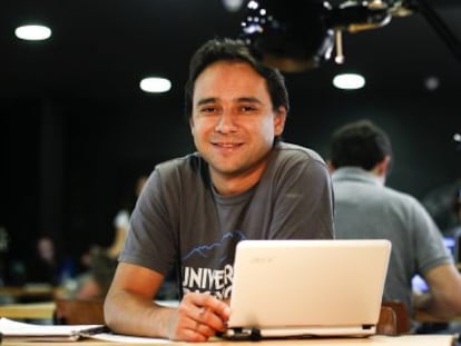 El mexicano Max Oliva en el espacio de 'coworking' que emprendió en 2007.