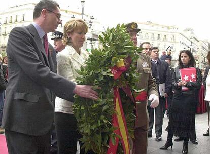 Alberto Ruiz-Gallardón y Esperanza Aguirre, durante la celebración del Dos de Mayo.