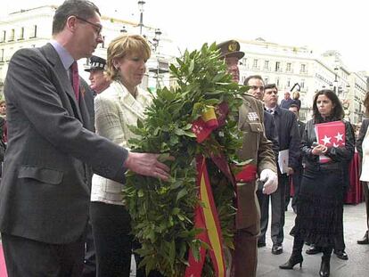 Alberto Ruiz-Gallardón y Esperanza Aguirre, durante la celebración del Dos de Mayo.