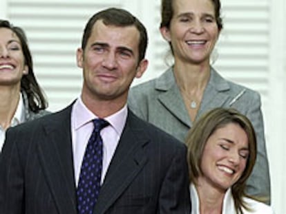 El príncipe Felipe; su prometida, Letizia Ortiz, y la infanta Elena sonríen durante la sesión fotográfica.