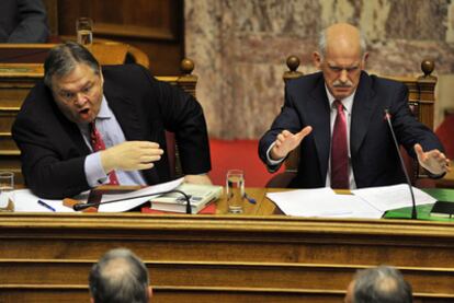 El ministro de Finanzas, Evangelos Venizelos, (izquierda) gesticula junto a Yorgos Papandreu, ayer en el Parlamento.