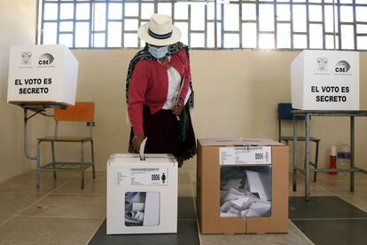 Uma mulher vota na localidade equatoriana de Cuenca neste domingo, 7 de fevereiro.