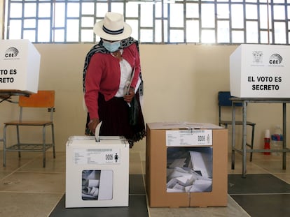 Uma mulher vota na localidade equatoriana de Cuenca neste domingo, 7 de fevereiro.