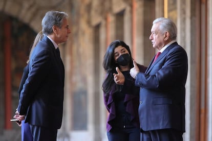 El presidente mexicano, Andrés Manuel López Obrador, conversa con el secretario de Estado Antony Blinken
