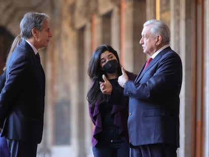 El presidente mexicano, Andrés Manuel López Obrador, conversa con el secretario de Estado Antony Blinken