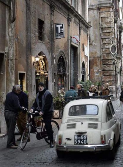 Una vista callejera de Roma, escenario de la última novela de Melania Mazzucco. Imagen tomada en marzo de 2006.