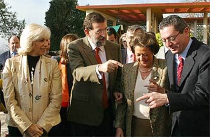 Teófila Martínez, Mariano Rajoy, Rita Barberá y Alberto Ruiz-Gallardón, ayer, en Córdoba.