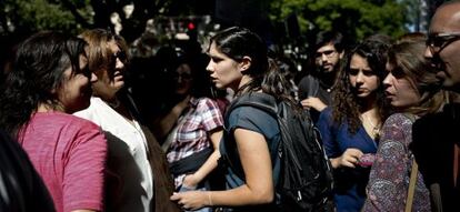 Mariana Mortágua, del BE, participa en una protesta por los cortes educativos.
