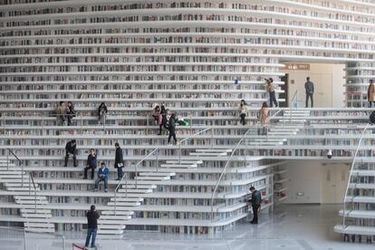 Usuarios en la biblioteca china Tianjin Binhai.