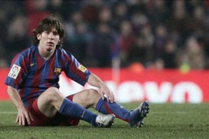 El delantero argentino Leo Messi se lesionó anoche durante el partido entre el Barcelona y el Atlético de Madrid.