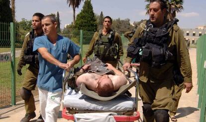 Uno de los soldados heridos es trasladado al hospital de Soroka (Israel).