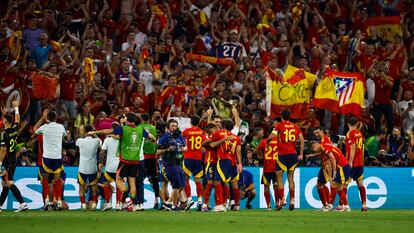 Los jugadores de la selección española celebran su pase a la final tras derrotar a la selección de Francia durante el partido de semifinales de la Eurocopa de fútbol que España y Francia.