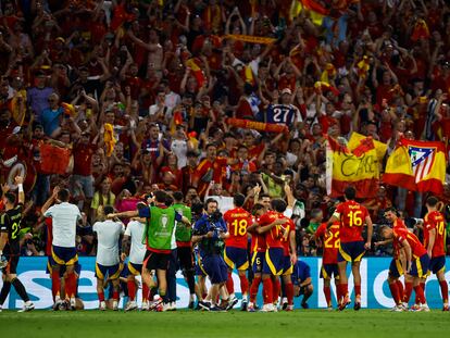Los jugadores de la selección española celebran su pase a la final tras derrotar a la selección de Francia durante el partido de semifinales de la Eurocopa de fútbol que España y Francia.