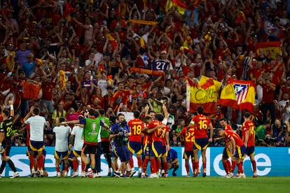 -FOTODELDÍA- MÚNICH (ALEMANIA), 09/07/2024.- Los jugadores de la selección española celebran su pase a la final tras derrotar a la selección de Francia durante el partido de semifinales de la Eurocopa de fútbol que España y Francia han disputado este martes en Múnich. EFE/Alberto Estévez.
