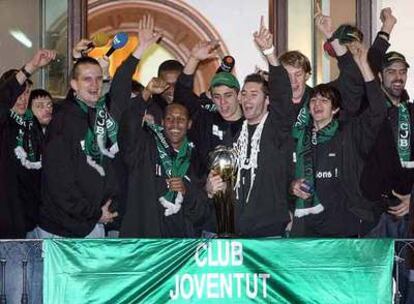 Los jugadores del Joventut festejan el trofeo ganado en 2008.