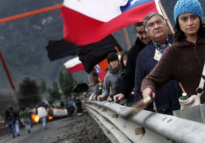 Manifestantes protestan el pasado 1 de marzo en un puente de la localidad chilena de Ays&eacute;n.