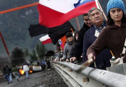 Manifestantes protestan el pasado 1 de marzo en un puente de la localidad chilena de Aysén.