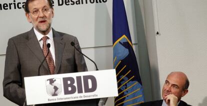 Mariano Rajoy y Luis de Guindos, en la inauguraci&oacute;n de la sede del Banco Interamericano de Desarrollo (BID).