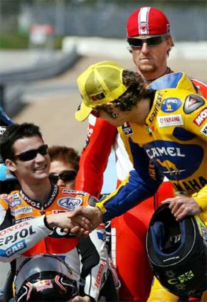 Valentino Rossi saluda a Dani Pedrosa en presencia de Sete Gibernau.