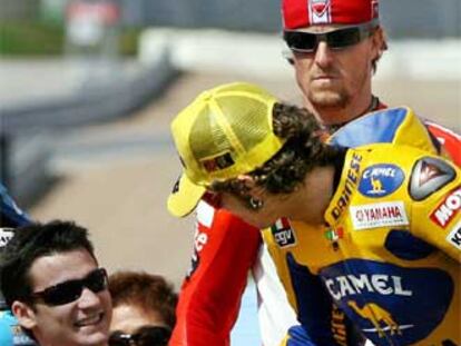Valentino Rossi saluda a Dani Pedrosa en presencia de Sete Gibernau.