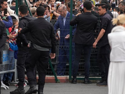 El presidente de Turquía, Recep Tayyip Erdogan (en el centro, detrás de la valla), acudiendo a votar el 28 de mayo en Estambul.