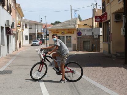 Un niño posa con su bici en las calles de Navalagamella.