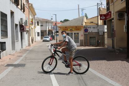 Un niño posa con su bici en las calles de Navalagamella.