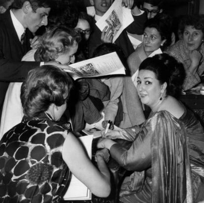 Montserrat Caballé signa autògrafs després d'un concert a París (França), el 1966.