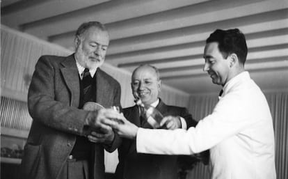 Ernest Hemingway, Giuseppe Cipriani (centro) y un camarero, en el Harry&rsquo;s Bar en 1949. 