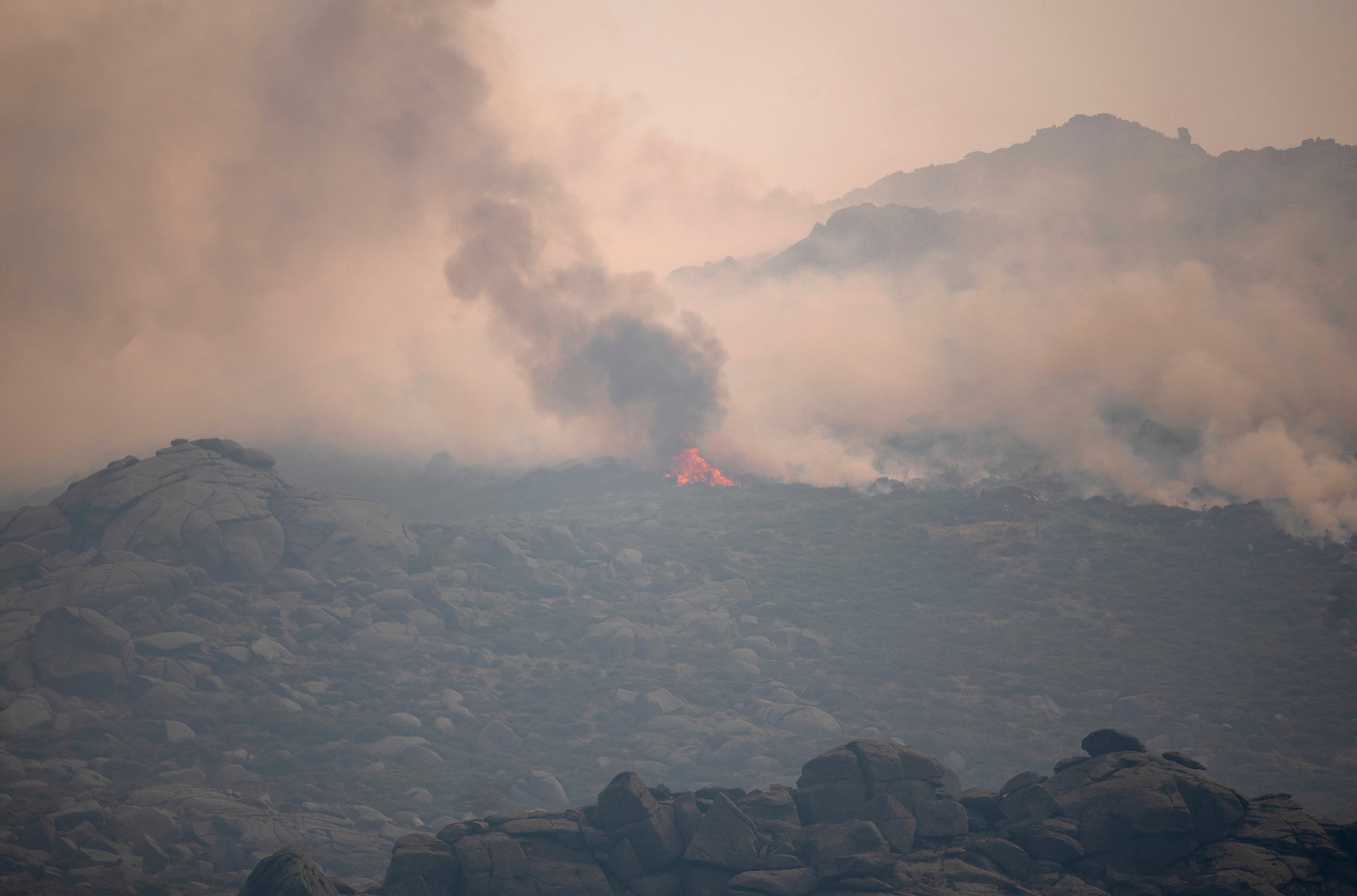 Última hora de los incendios forestales en España, en directo | Los equipos de extinción trabajan contra reloj en el incendio de Madrid antes de la llegada de otra ola de calor