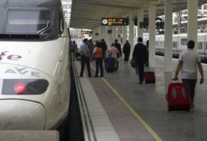 Los primeros usuarios del AVE Madrid-Alicante llegan hoy a la capital de la Costa Blanca tras un viaje de dos horas y 35 minutos, en el que administraciones y operadores turísticos han puesto sus esperanzas para la recuperación económica de la provincia.