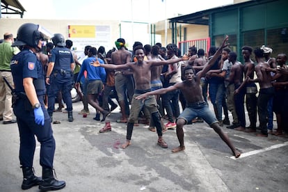 Migrantes africanos celebran a su llegada al CETI tras saltar la valla fronteriza de Ceuta.