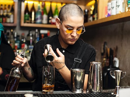 Raiza Carrera, en plena elaboración de un cóctel.