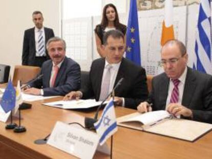 Los ministros chipriota, israelí y griego Yiorgos Lakkotripis (c), Silvan Shalom (d) y Yiannis Maniatis, respectivamente, firman un memorando de cooperación energética en Nicosia (Chipre).