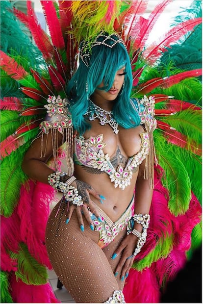 La aparición anual de RiRi en el festival Crop Over de su Barbados natal suele brindar imágenes impactantes por lo excesivo de su vestuario. El de este verano, una mezcla de Norma Duval, reina del carnaval de Tenerife y los ángeles de Victoria’s Secret, en tonos fluorescentes, supera cualquier expectativa.