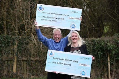 David y Kathleen Long posan con los dos cheques que han ganado.