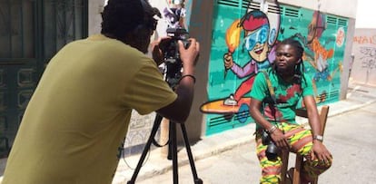 Dos de los artistas de Invisible Borders, en Málaga.