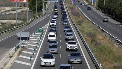 Atasco en la A-3 en el primer día del puente de mayo.
