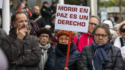 Manifestación a las puertas de los juzgados de plaza de Castilla, en Madrid, en favor de la despenalización de la eutanasia. 