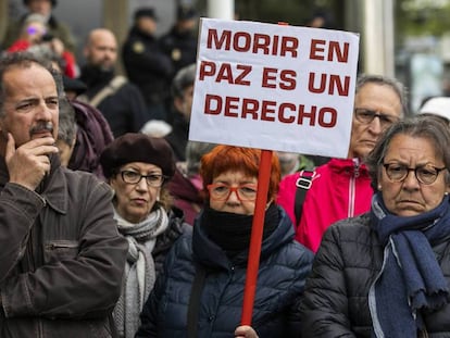 Manifestación a las puertas de los juzgados de plaza de Castilla, en Madrid, en favor de la despenalización de la eutanasia. 