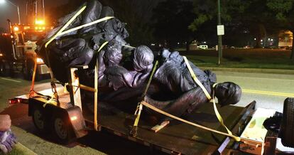 Un cami&oacute;n retira el monumento a las mujeres confederadas de Maryland, esta madrugada en Baltimore.